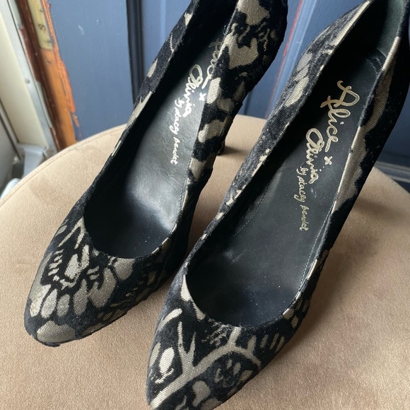 Alice and Olivia gold and black stilettos EUC 8-8.5 (EU 39) floral holiday - Picture 2 of 7